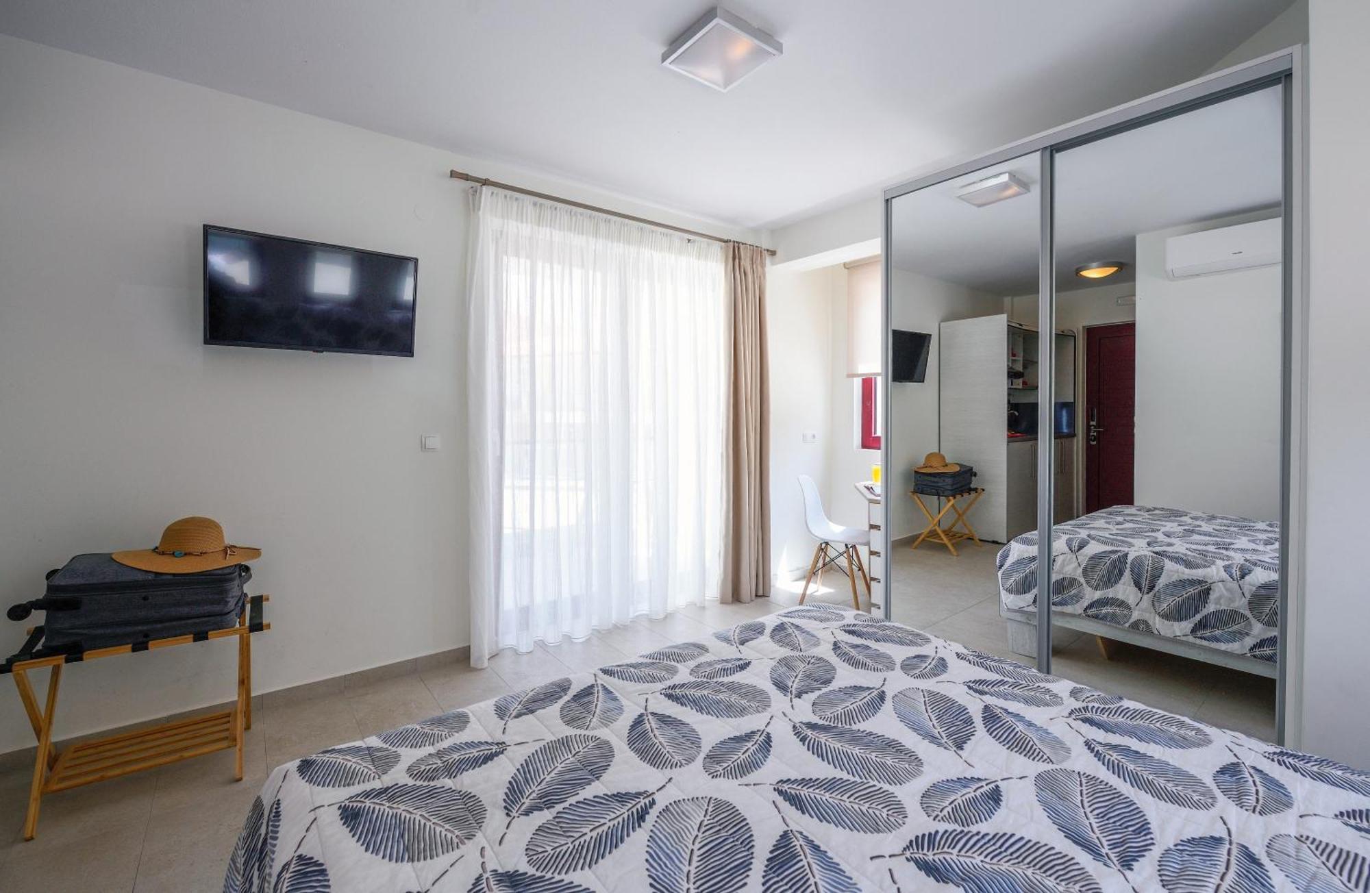Elpiniki Luxury Rooms 네아 포티데아 외부 사진